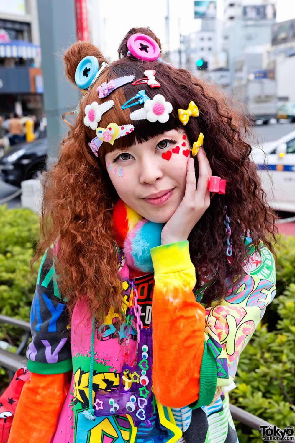 Decora is characterized by an abundance of accessories.