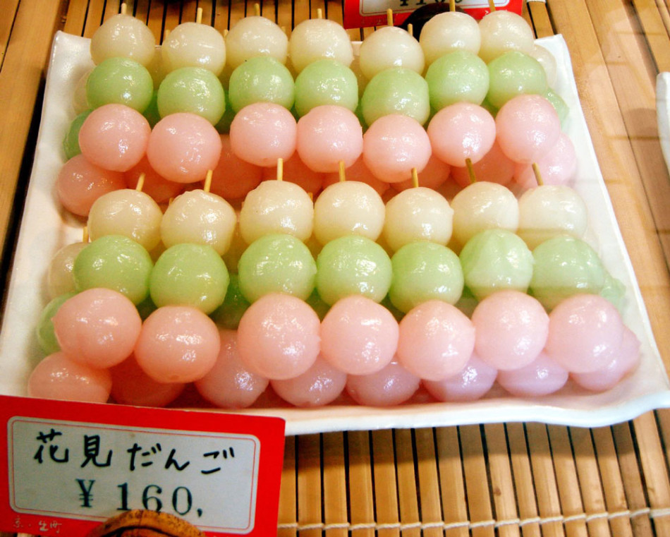 Hanami_dango_by_gochie-_in_Seiryu-cho,_Kyoto-(1)